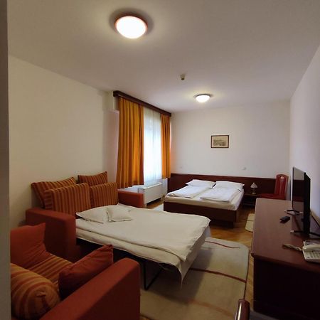 Hotel M3 Donje Mladice Buitenkant foto